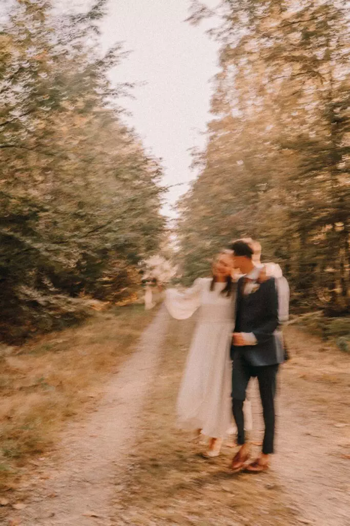 couple se promenant dans la forêt des landes